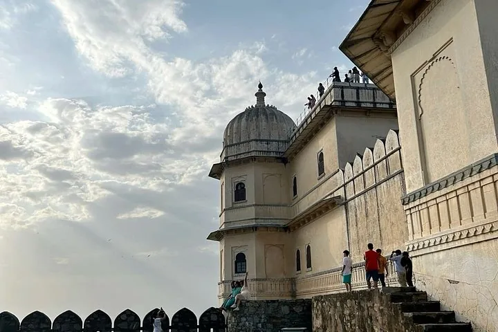Touristen bewundern die Aussicht von einem Kuppelturm der Festung Kumbhalgarh.