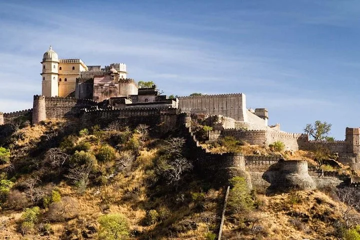 Die Festung Kumbhalgarh thront majestätisch auf einem trockenen, felsigen Hügel.