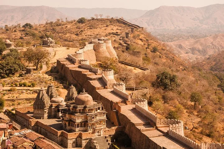 Die massiven Steinmauern der Festung Kumbhalgarh schlängeln sich durch die trockenen Hügel.